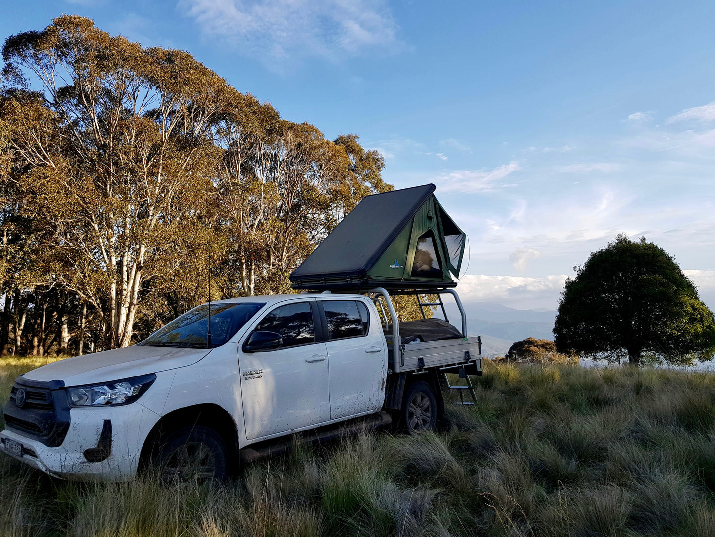 Rugged Rooftops Hard Shell Rooftop Tent