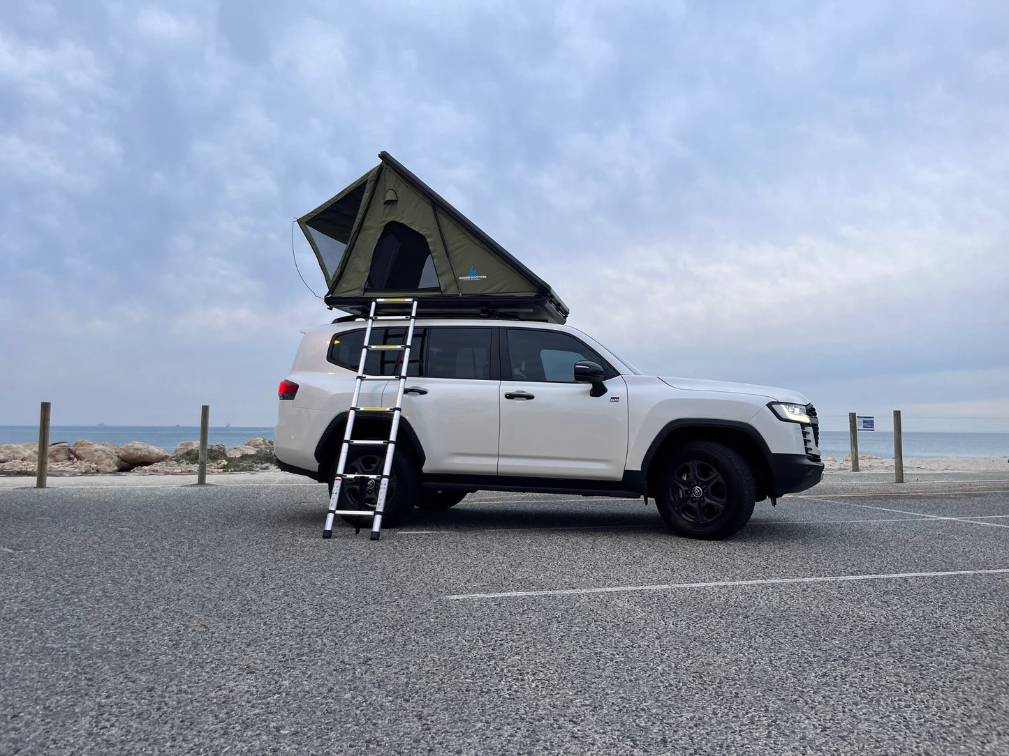 Rugged Rooftops Hard Shell Rooftop Tent