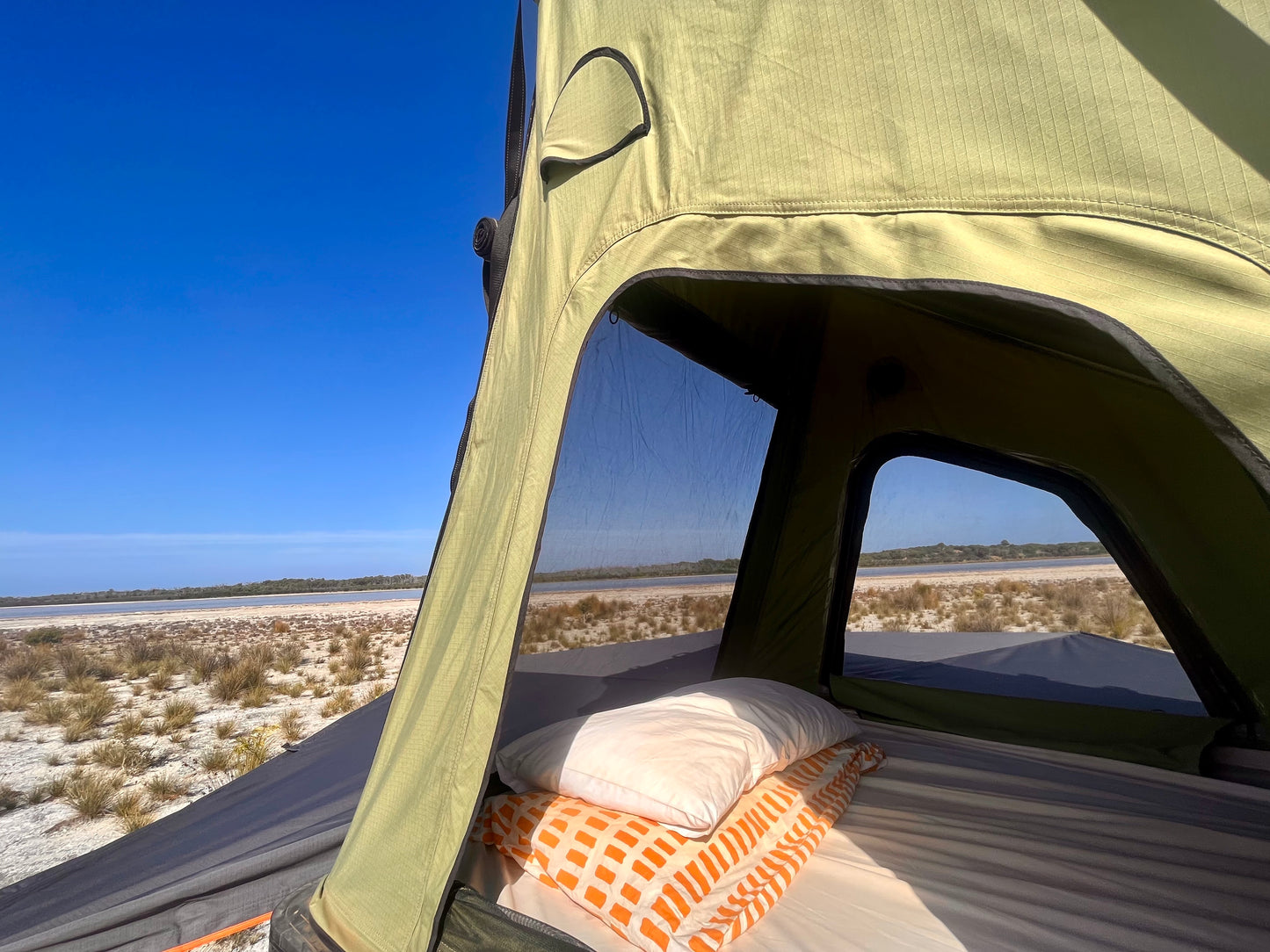 Rugged Rooftops Hard Shell Rooftop Tent